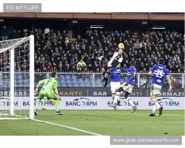 足球球星摆件C罗是谁的象征与收藏价值解析